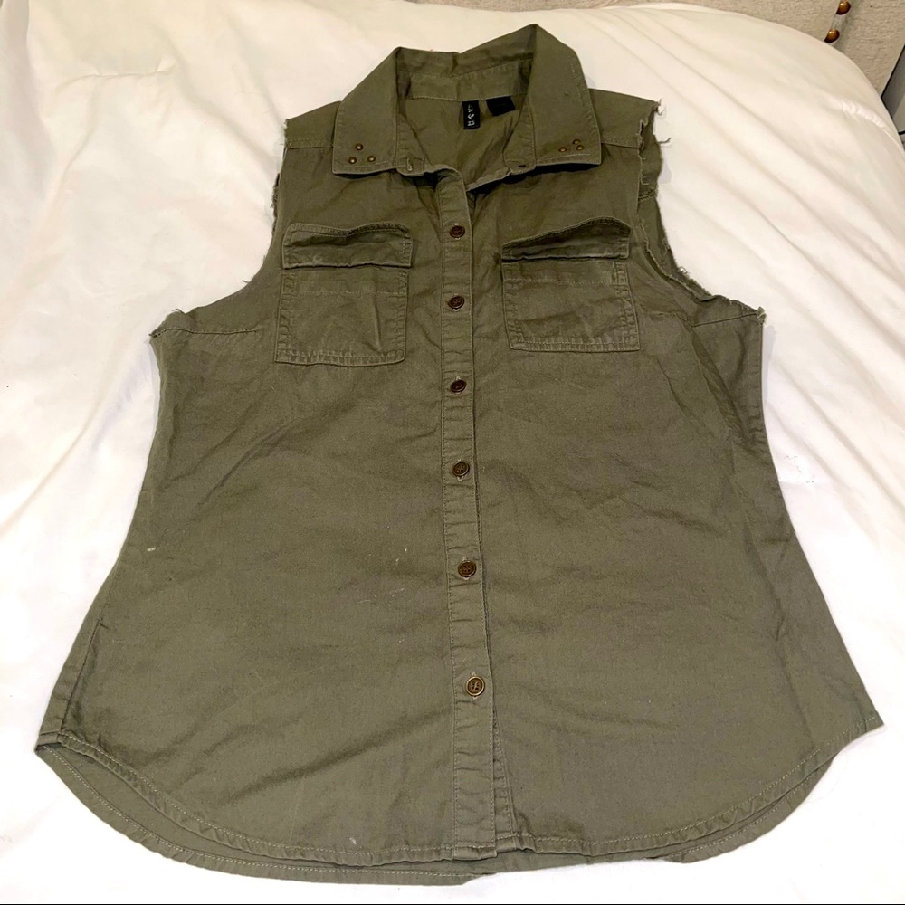 4/$10 ⚡️ Olive Green Button Down Sleeveless Top